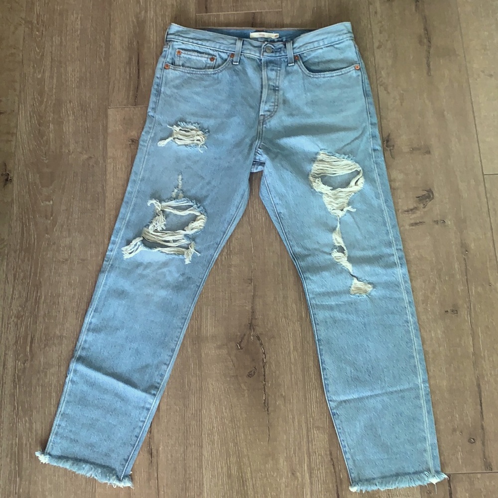 Levi’s Wedgie Jeans in heavy distressed wash sz 30